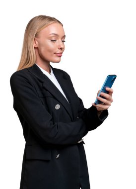 Gülümseyen iş kadını profili telefon, tarama ve daktilo kullanıyor. Beyaz arka planda izole edilmiş. İş iletişimi ve ağ kavramı