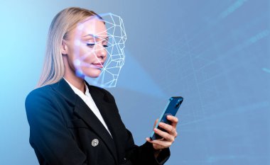 İş kadını gülümsüyor ve telefonla çalışıyor, biyometrik tarama ve yüz tanıma. Yüz tanıma ve modern teknoloji kavramı
