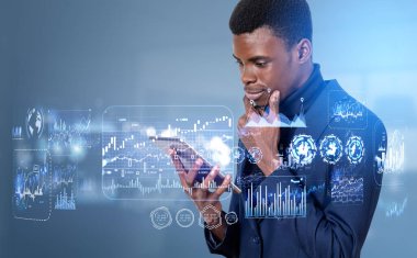 Tabletli siyah dalgın işadamı, grafikli ön x diyagramları. Dijital iş veri analizi ve araştırması. Çevrimiçi ticaret kavramı