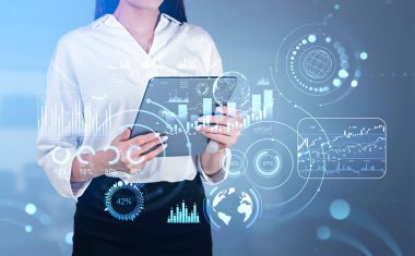 Ellerinde tablet kullanan bir iş kadını, ışıldayan ön yüz analizi hud 'u ile çifte maruz kalma, parlayan çizgileri ve grafikleri olan borsa şamdanları. Çevrimiçi ticaret kavramı