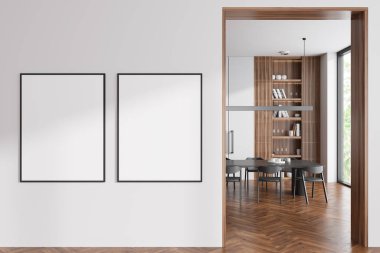 Beyaz oturma odasının içinde ahşap zeminde yemek masası var. Süslü raflar ve tropik bölgelerde panoramik pencereler. Bölüme iki tane poster astım. 3B görüntüleme