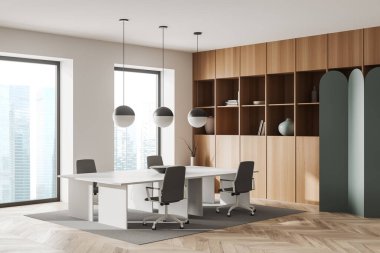 Koltukları ve masası halıda, ahşap zeminde modern ofis içi. Ahşap raf, kitaplar ve gökdelenlerin panoramik pencereleri. 3B görüntüleme