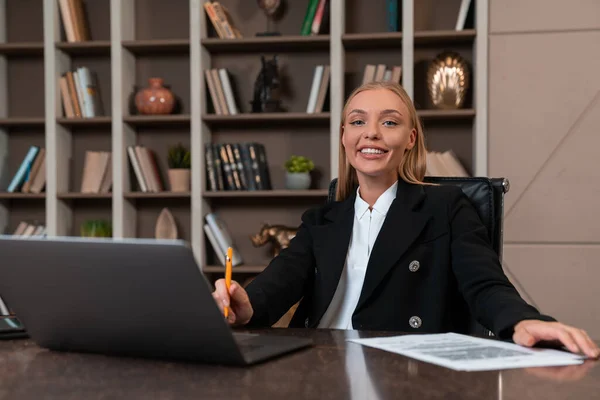 Happy Businesswoman Looking Camera Sitting Desk Laptop Business Document Shelf — Stockfoto
