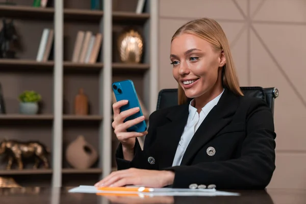 Pleased Attractive Businesswoman Wearing Formal Wear Sitting Typing Smartphone Office — Stockfoto
