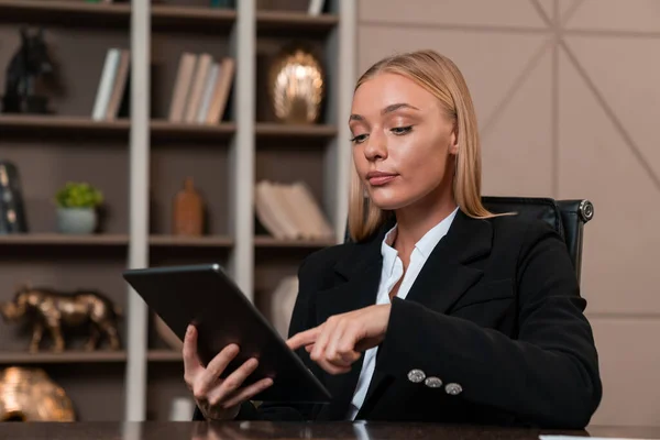 Serious Businesswoman Portrait Working Tablet Office Room Stylish Decoration Shelf — Stockfoto