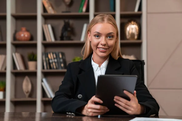 Smiling Attractive Businesswoman Wearing Formal Wear Sitting Typing Tablet Device — Stockfoto