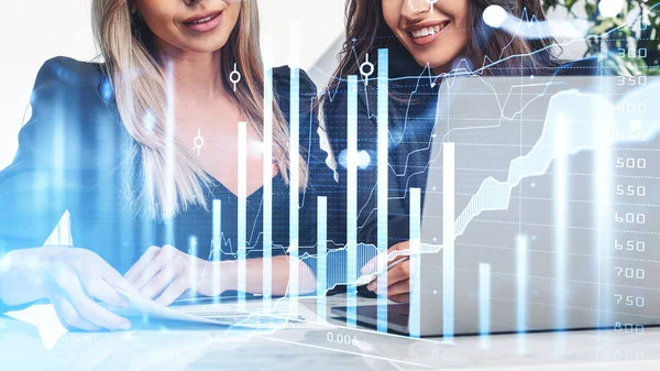 デバイスを持つ2人のオフィスの女性は テーブルの上の財務論文を分析し 行と数 オフィスルームと株式市場のホログラムで二重暴露 チームワークの概念 — ストック写真