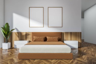 Işıl ışıl yatak odasının içini iki boş beyaz poster, yatak, başucu, ev bitkisi ve meşe ağacından ahşap zemin. Minimalist tasarım kavramı. Yaratıcı fikir için yer var. Model yap. 3d oluşturma