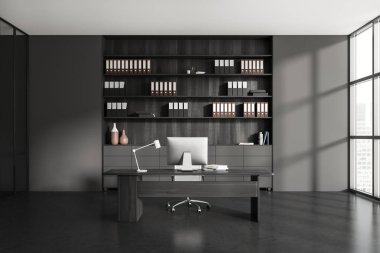 Çalışma masasında bilgisayar olan karanlık bir iş odası, gri beton zemin. Belge ve dekorasyonlu dolap, şehir manzaralı panoramik pencere. 3B görüntüleme