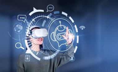 VR kulaklıklı, gülümseyen kadın parmaklarıyla sesli sohbet hologramı, sanal ekran. Yardım masası hud ve sosyal ağ simgeleri. Çevrimiçi destek ve hizmet kavramı