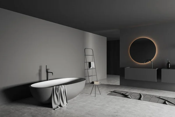 Koyu Renk Banyo Manzarası Yuvarlak Ayna Küvet Havluyla Tabure Halı — Stok fotoğraf