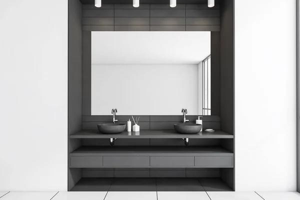 Duble Lavabo Aynalı Şık Bir Banyo Kara Güverte Banyo Aksesuarları — Stok fotoğraf