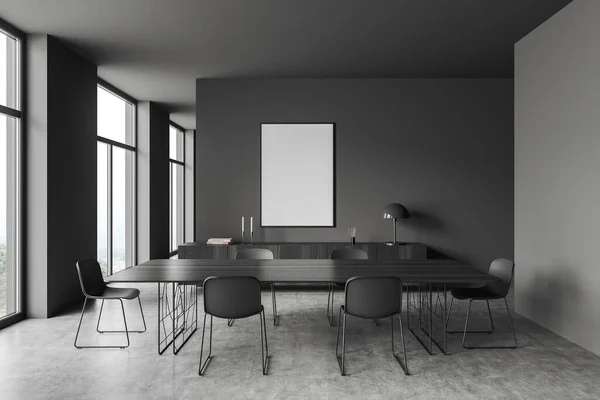 의자와 테이블 어두운 회의실 정면을 캐비닛 콘크리트 전원에 파노라마 포스터를 — 스톡 사진