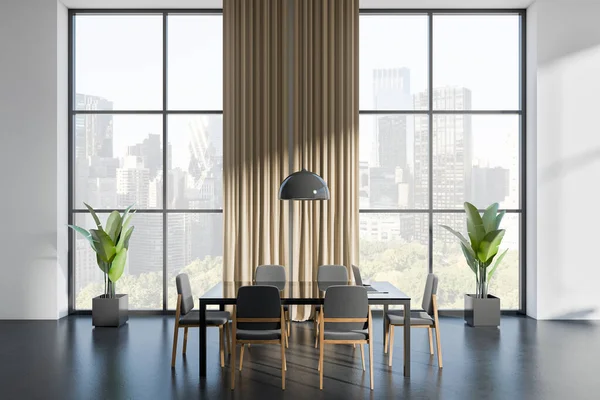 Stilvolles Interieur Für Besprechungsräume Mit Sesseln Und Laptop Auf Tisch — Stockfoto