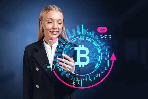 Telefon Kullanarak Gülümseyen Kadını Bitcoin Ikonu Yükselen Okla Finansal Grafik — Stok fotoğraf