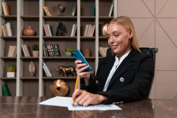 Mujer Negocios Sonriente Mirando Con Teléfono Sala Oficina Con Estante —  Fotos de Stock
