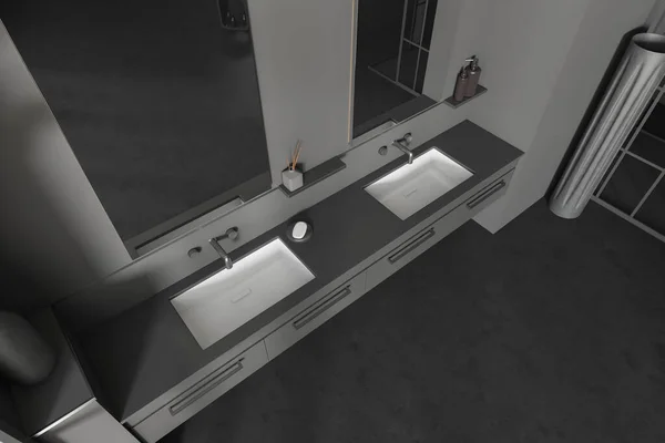 二重シンクと2つのミラー 黒のコンクリート床と暗いバスルームのインテリアのトップビュー 装飾が施されたモダンなホテルのスタジオでスタイリッシュな洗面台 3Dレンダリング — ストック写真