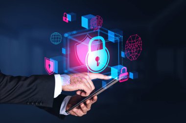Resmi olarak iş adamı, elinde asma kilit, sanal küre, robot yüz, parmak izi gibi dijital arayüz hologramı olan tablet taşır. Karanlık arka plan. Modern teknoloji ve siber güvenlik kavramı