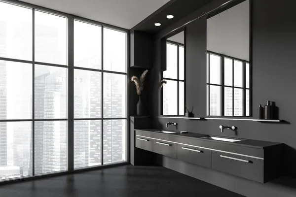 Tmavý Koupelnový Interiér Dvojitým Umyvadlem Zrcadlem Boční Pohled Panoramatické Okno — Stock fotografie