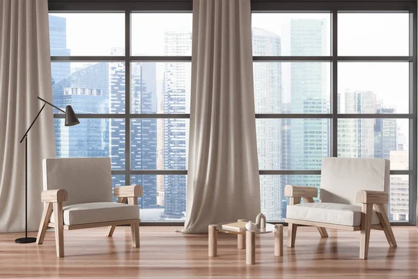 2つのアームチェアとコーヒーテーブル 広葉樹の床とベージュのリビングルームのインテリア シンガポールシティビューのパノラマウィンドウ 現代的なリラックス空間 3Dレンダリング — ストック写真