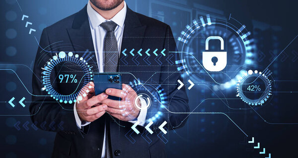 Бизнесмен работает с телефоном в руках, приборная панель с замком и ключевые показатели производительности с процентом. Концепция статистики и аналитики данных