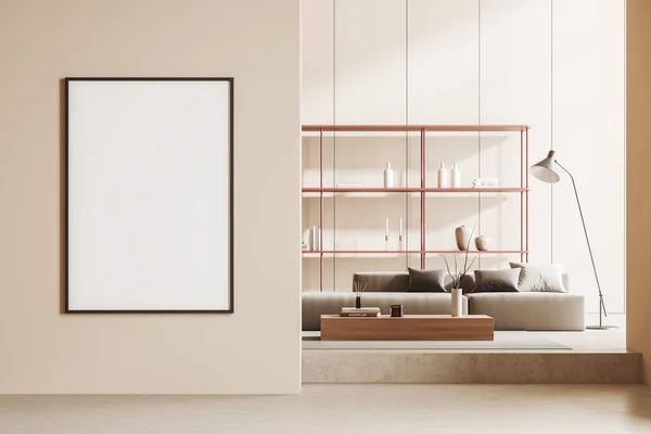 Beige Wohnzimmereinrichtung Mit Sofa Und Regal Mit Kunstdekor Podium Und — Stockfoto