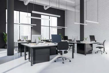 Ofis içi koltuklar ve bilgisayarla dolu sıra, yan görüş, beyaz beton zemin. Singapur gökdelenlerinde panoramik pencereli açık bir uzay tuğlası dairesi. 3B görüntüleme