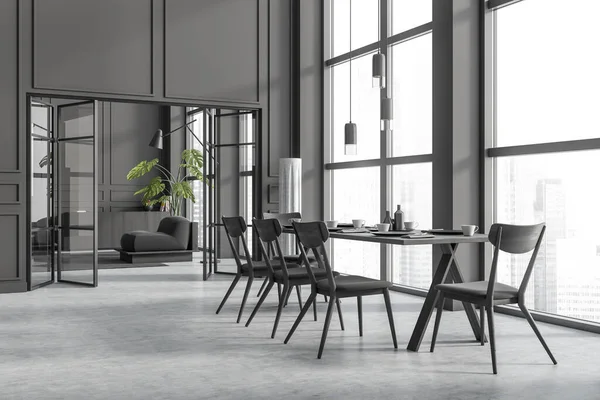 饭厅的内部有椅子和盘子在饭桌上 灰色混凝土地板 侧视图 背景下的放松区域 全景城市景观窗口 3D渲染 — 图库照片