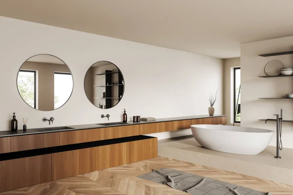Beige Badezimmerausstattung Mit Doppelwaschbecken Und Rundem Spiegel Seitenansicht Badewanne Auf — Stockfoto