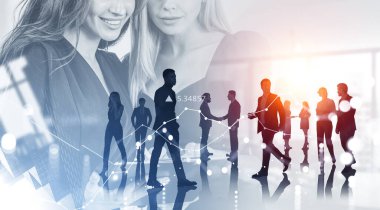 İki iş kadını birlikte çalışıyor. Çeşitli iş adamları silueti birlikte çalışıyor. İstatistik çizgileri ve numaralar, ofis odası. Takım çalışması kavramı
