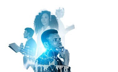 Beyaz ve siyah insanlar birlikte çalışıyor, siluetler dalgın dalgın bakıyor. Forx diyagramları, analizler ve şamdanlarla borsa grafiği ile çift pozlama. Takım çalışması kavramı