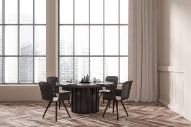 Siyah masalı, tabaklı, ahşap döşeli sandalyeli bej bir yemek odası. Singapur şehir manzarasında panoramik pencere. 3B görüntüleme