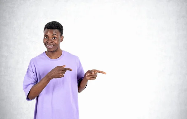 Joven Africano Camiseta Muy Peri Sonriente Con Dedo Apuntando Hacia — Foto de Stock