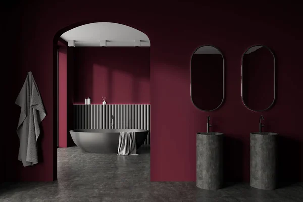 Karanlık Otel Banyosu Çift Lavabo Ayna Gri Beton Zeminde Küvet — Stok fotoğraf