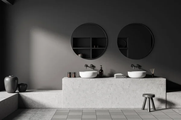 黑暗浴室内部与两个水池和圆形的镜子 凳子在地毯上 灰色混凝土地板 酒店洗浴配件和艺术装饰 3D渲染 — 图库照片