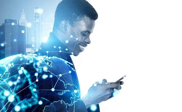 Perfil Empresario Africano Sonriendo Trabajando Con Teléfono Doble Exposición Holograma — Foto de Stock