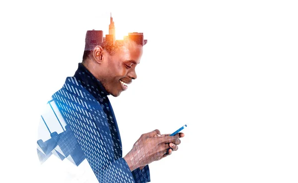 Mladý Černý Podnikatel Profil Veselým Úsměvem Procházet Smartphone Obchodní Mrakodrapy — Stock fotografie