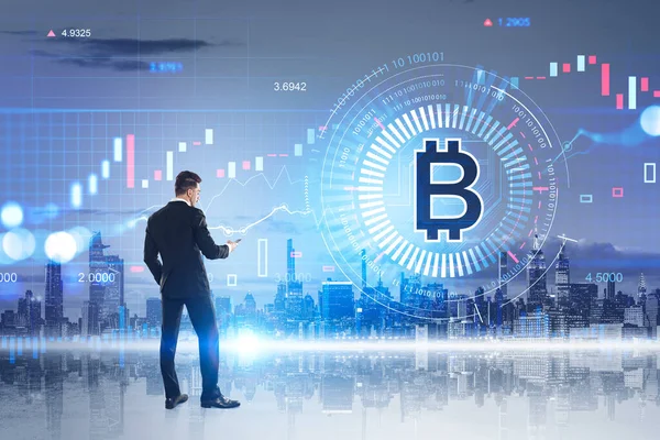 Geschäftsmann Rückansicht Mit Handy Kryptowährungs Hologramm Mit Bitcoin Und New — Stockfoto