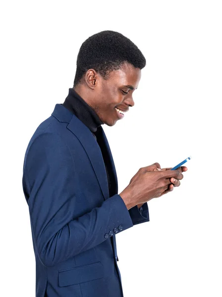 Fiatal Fekete Üzletember Profil Boldog Mosollyal Böngészni Okostelefon Elszigetelt Fehér — Stock Fotó