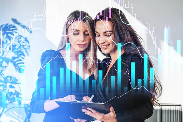 两个办公室女职员带着剪贴板在商业室 股票市场条形图和外汇烛台 团队合作和财务分析的概念 — 图库照片