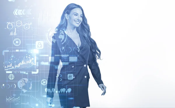 Empresária Sorrindo Andando Holograma Forex Com Diagramas Bolsa Valores Hud — Fotografia de Stock