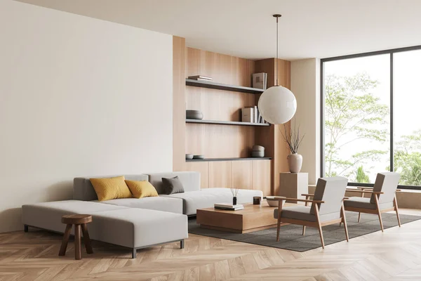 Beżowy Salon Sofą Dwa Fotele Drewniana Półka Dekoracją Artystyczną Widok — Zdjęcie stockowe