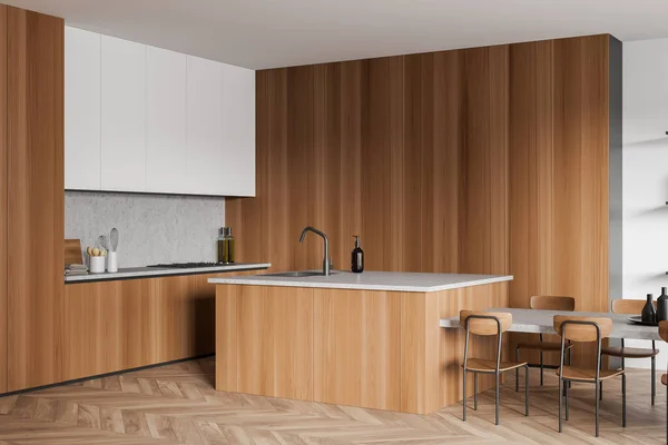 木制厨房内部与餐桌和椅子硬木地板 侧视图 烹饪空间与酒吧岛 豪华厨房 配有现代家具 3D渲染 — 图库照片
