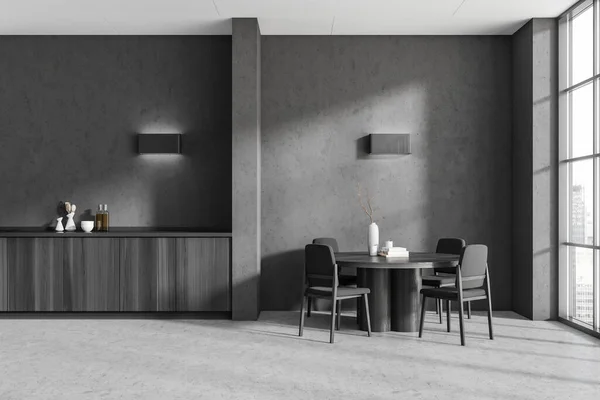 带有餐桌和椅子的黑暗厨房内部 前视图 新加坡城市景观的全景窗口 用餐区配有现代家具 灰色混凝土地板 3D渲染 — 图库照片