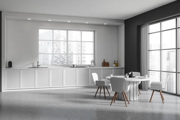 ダイニングテーブル付きの白いキッチンインテリア 灰色のコンクリート床の椅子 調理スペース サイドビュー シンガポールシティビューのパノラマウィンドウ 3Dレンダリング — ストック写真