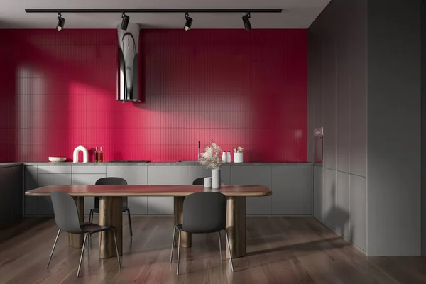深色厨房内部 硬木地板上有椅子和餐桌 洗涤槽和厨房用具 甲板上有装饰 豪华公寓的现代烹饪空间 3D渲染 — 图库照片