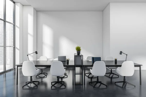 Masada Beyaz Koltuklar Dizüstü Bilgisayarla Birlikte Çalışan Koyu Beton Zemin — Stok fotoğraf