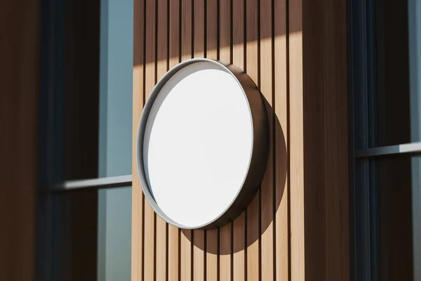 Hausaußenseite Mit Leerem Rundem Lichtzeichen Auf Holzwand Außen Montiert Seitenansicht — Stockfoto