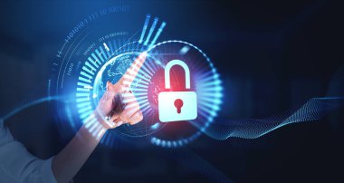 Kadın siber güvenlik hud 'uyla dijital ekrana dokunuyor. Parlayan asma kilit ve toprak küre ikili değerle. İnternet güvenliği ve veri koruması kavramı