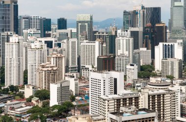 Bulutlu kış gününde Kuala Lumpur finans bölgesinde güzel modern ve geleneksel gökdelenler. Mimarlık ve iş kavramı